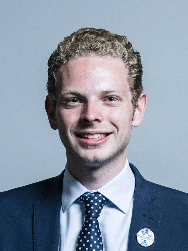 Minister Unveils Britain's Most Heroic Climate Targets From Behind a Radiator Set to Tropical